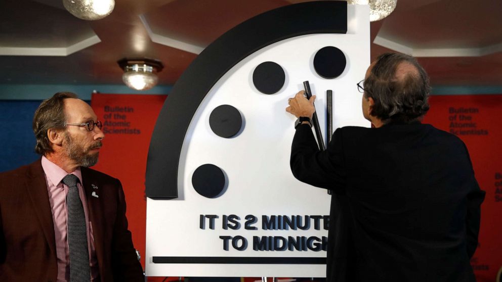 Robert Rosner, președintele Buletinului Oamenilor de Știință Atomici, dreapta, alături de membrul Buletinul Oamenilor Oamenilor de Știință Atomici, Lawrence Krauss, la stânga, mută a doua minută a Doomsday Clock la două minute până la miezul nopții în timpul unei conferințe de presă la Clubul Național de Presă din Washington, 25 ianuarie 2018.